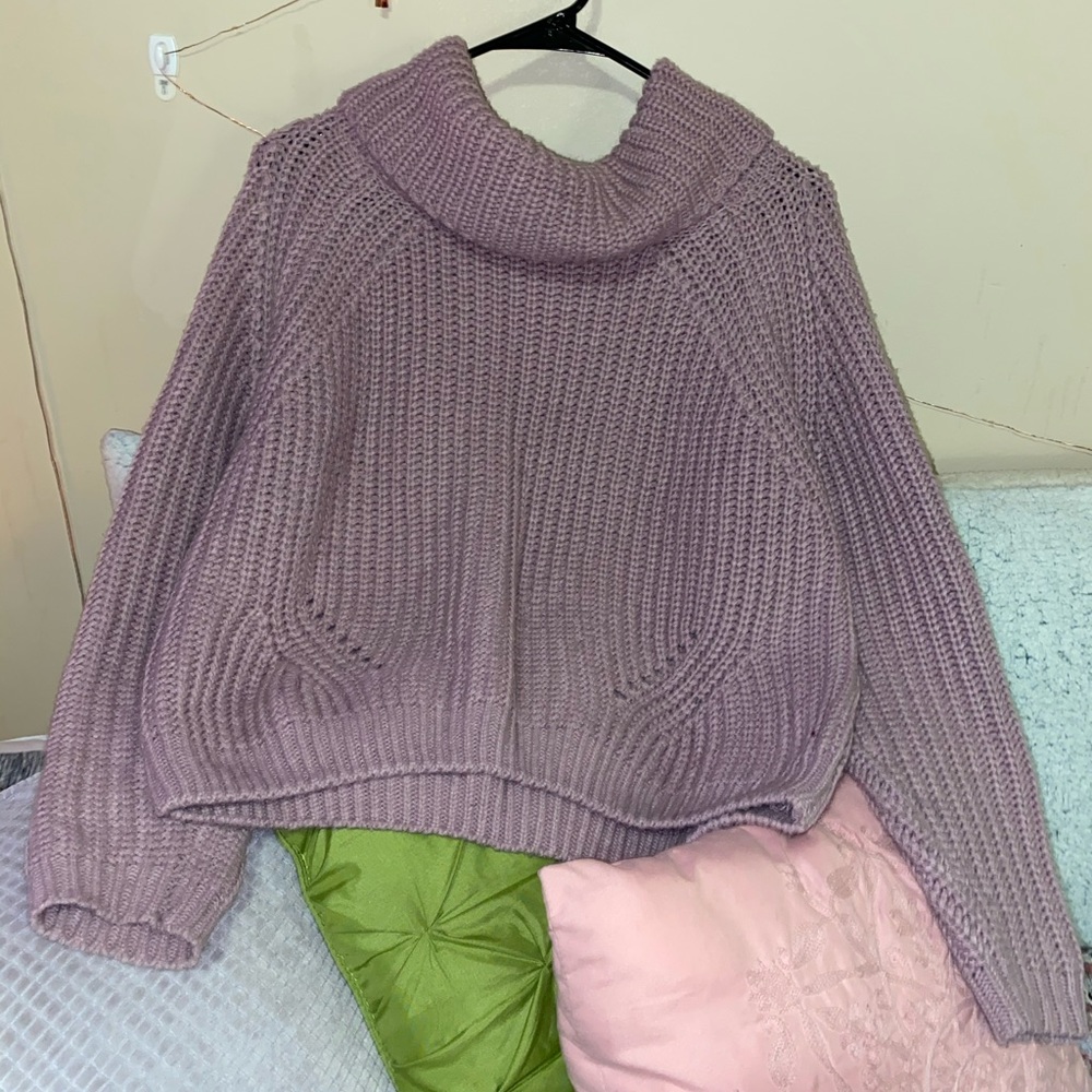 🛑 SOLD 🛑.           Lavender scoop neck sweater